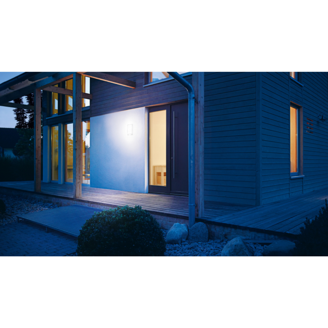 Āra sienas gaismeklis ar kustības sensoru, metāliska (inox), E27, maksimāla jauda līdz 60W, sensora attālums 10m un 180°, IP44, IK07, L 22 S, STEINEL