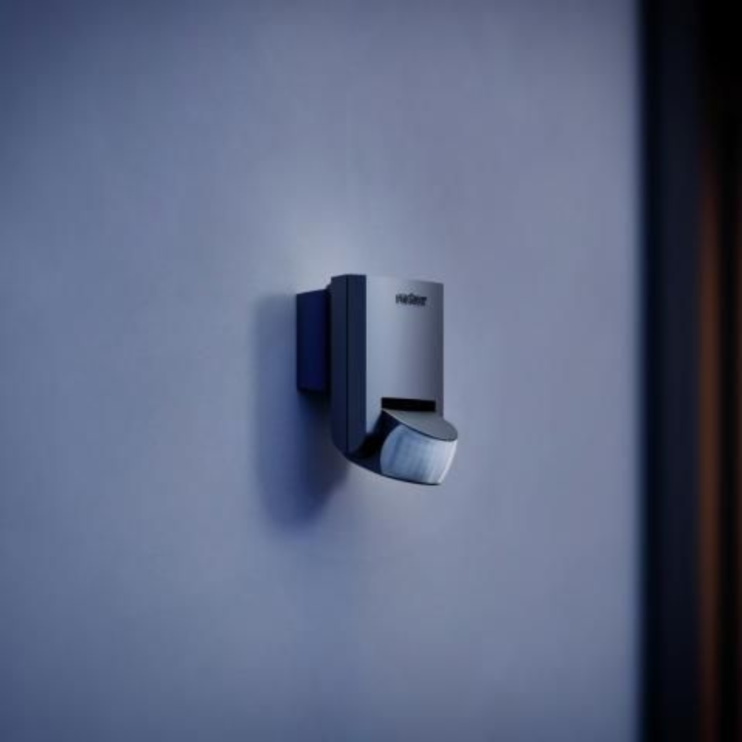 IS 130-2 sienas infrasarkano staru sensors ar 130° uztveršanas leņķi. Pagriežams 50° horizontāli un 90° vertikāli. Uztveršanas attāIums r=max.12m šķērskustībai un r=max.3 m kustībai uz sensoru. IP54. Pieslēguma jauda 600W, LED max.4 gab.