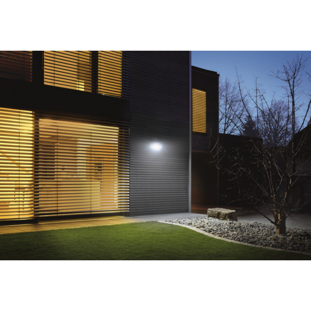 Āra sienas gaismeklis / prožektors ar saules paneli un kustības sensoru, balts, mono, 2500mAh, 3000K, 140°, 8m, IP44, 150 lm, XSolar L-S ONE, STEINEL