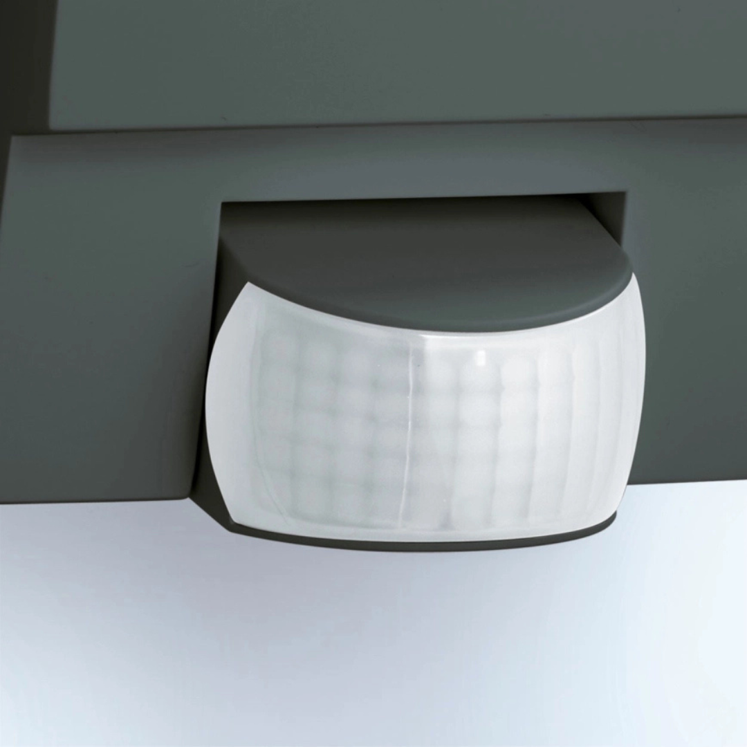 Āra lampa ar sensoru, melna, L1, E27, IP44, var ieskruvēt spuldzi līdz 60W, komplektā uzlīmes ar cipariem, STEINEL