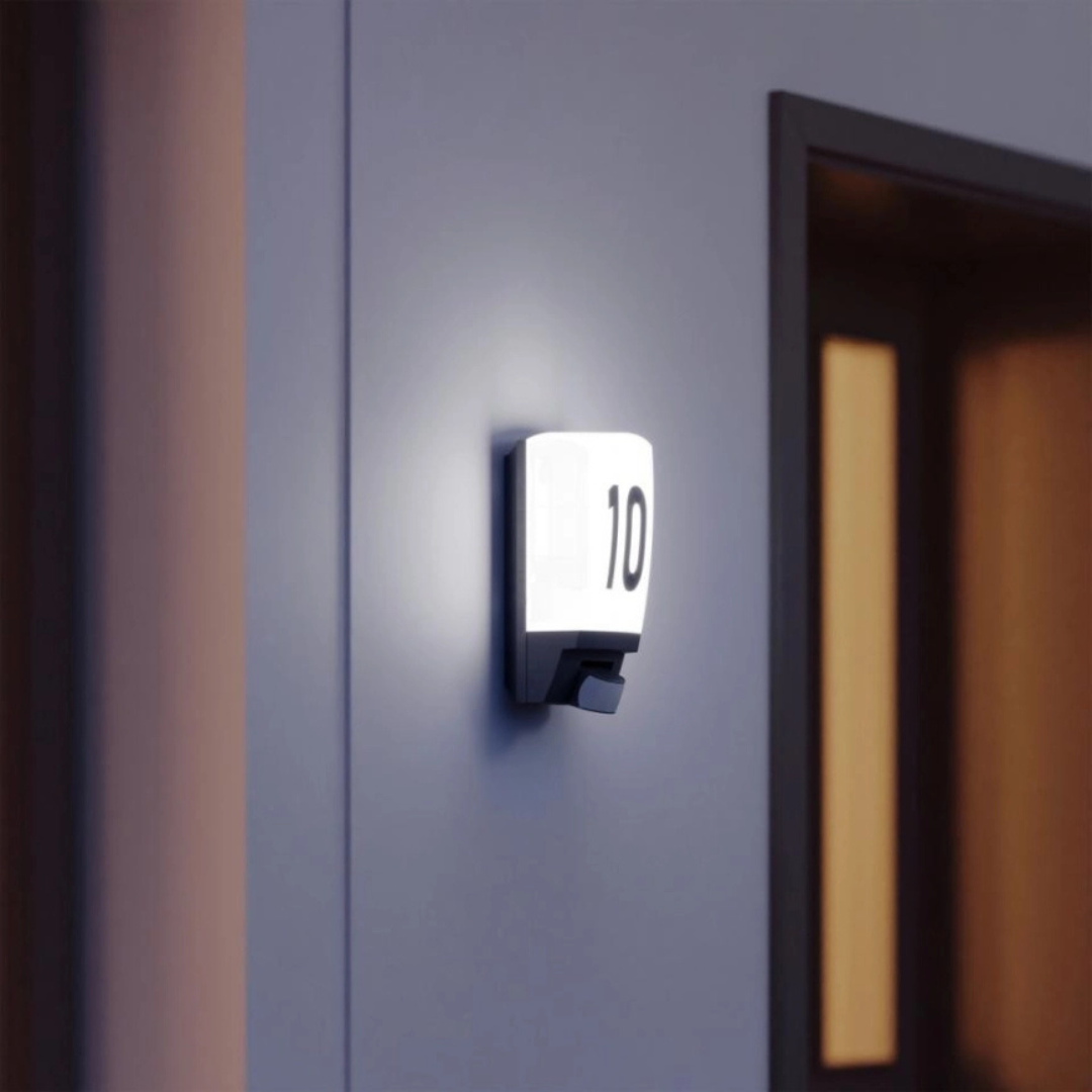 Āra lampa ar sensoru, melna, L1, E27, IP44, var ieskruvēt spuldzi līdz 60W, komplektā uzlīmes ar cipariem, STEINEL