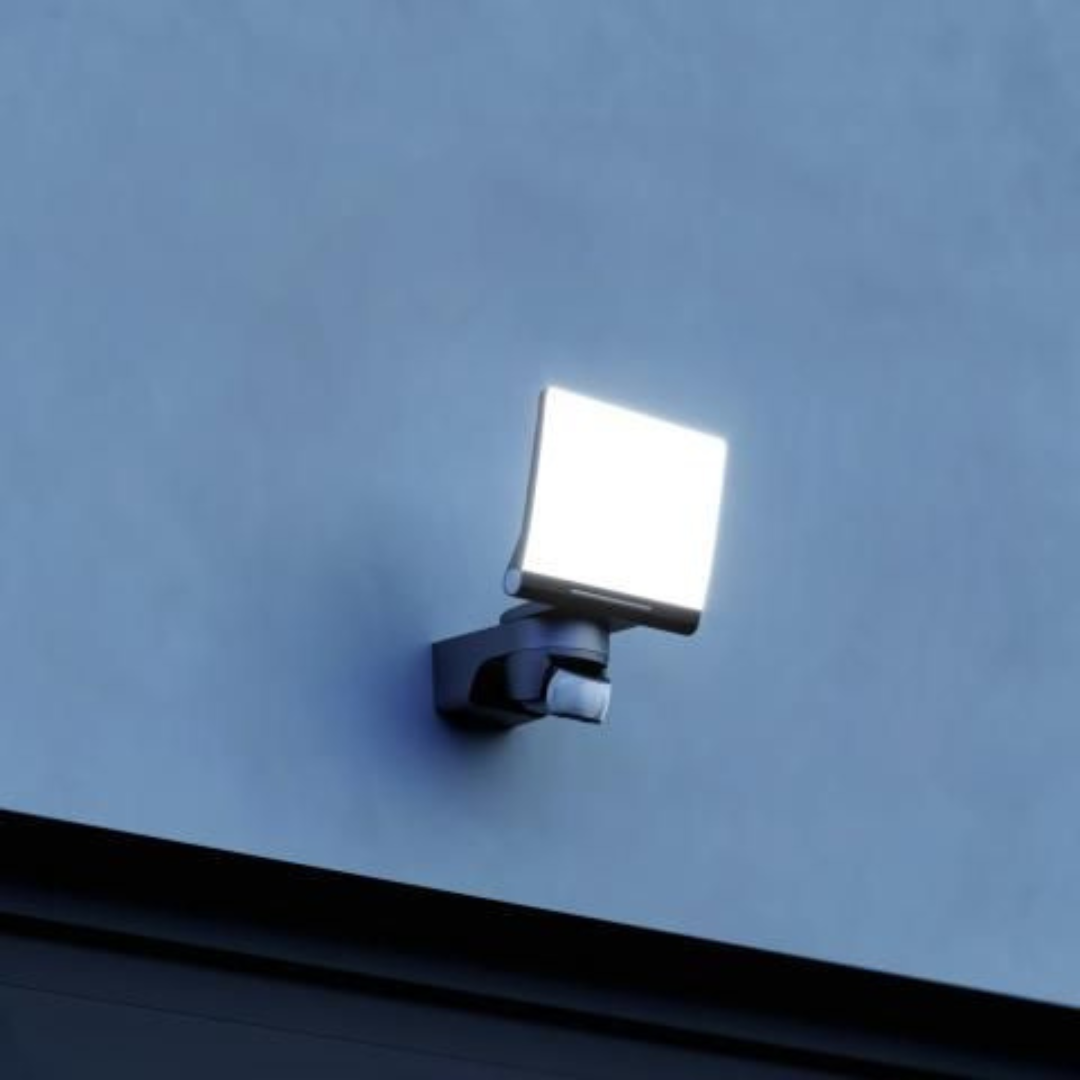 LED prožektors ar kustības sensoru, melns, 19.3W, 2124lm, 3000K, sensora attālums 10m un 180°, IP44, XLED home 2 XL S, STEINEL