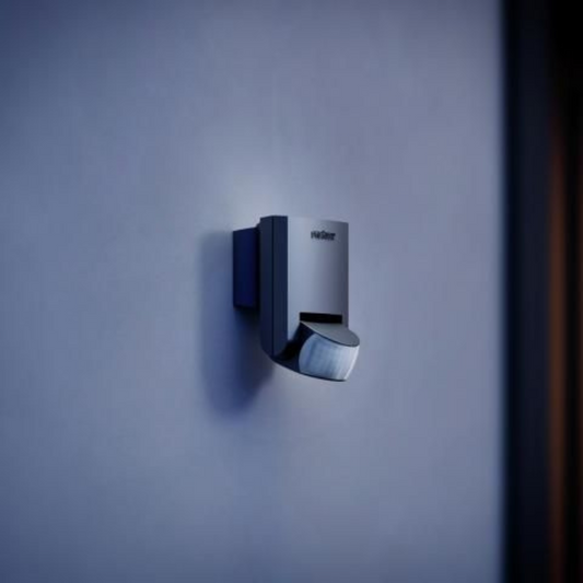 IS 130-2 sienas infrasarkano staru sensors ar 130° uztveršanas leņķi. Pagriežams 50° horizontāli un 90° vertikāli. Uztveršanas attāIums r=max.12m šķērskustībai un r=max.3 m kustībai uz sensoru. IP54. Pieslēguma jauda 600W, LED max.4 gab.