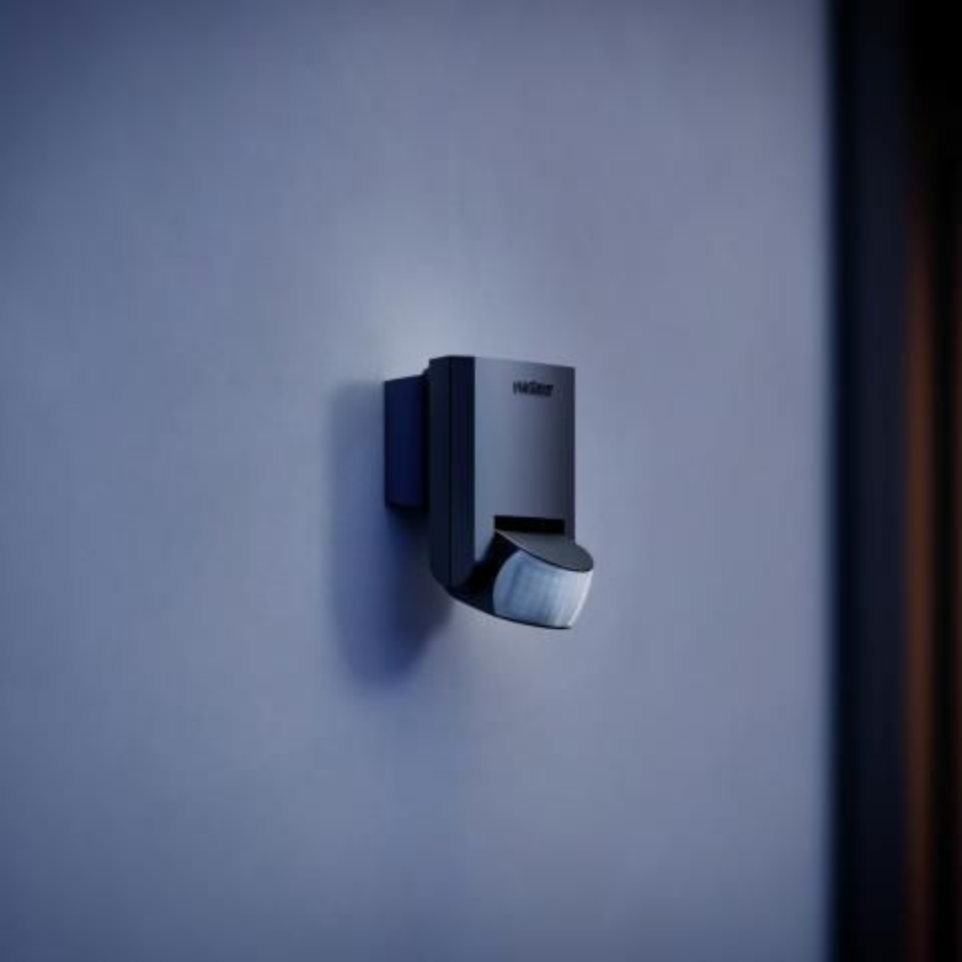 IS 130-2 sienas infrasarkano staru sensors ar 130° uztveršanas leņķi. Pagriežams 50° horizontāli un 90° vertikāli. Uztveršanas attāIums r=max.12m šķērskustībai un r=max.3 m kustībai uz sensoru. IP54. Pieslēguma jauda 600W, LED max.4 gab.