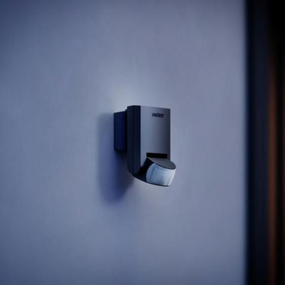 IS 130-2 sienas infrasarkano staru sensors ar 130° uztveršanas leņķi. Pagriežams 50° horizontāli un 90° vertikāli. Uztveršanas attāIums r=max.12m šķērskustībai un r=max.3 m kustībai uz sensoru. IP54. Pieslēguma jauda 600W, LED max.4 gab.