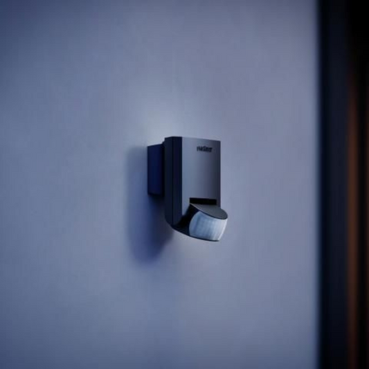 IS 130-2 sienas infrasarkano staru sensors ar 130° uztveršanas leņķi. Pagriežams 50° horizontāli un 90° vertikāli. Uztveršanas attāIums r=max.12m šķērskustībai un r=max.3 m kustībai uz sensoru. IP54. Pieslēguma jauda 600W, LED max.4 gab.