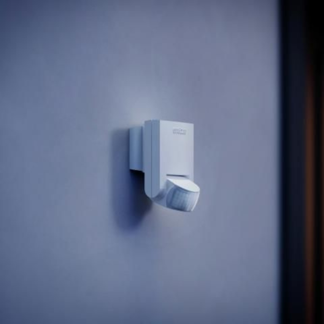 IS 130-2 sienas infrasarkano staru sensors ar 130° uztveršanas leņķi. Pagriežams 50° horizontāli un 90° vertikāli. Uztveršanas attāIums r=max.12m šķērskustībai un r=max.3 m kustībai uz sensoru. IP54. Pieslēguma jauda 600W, LED max.4 gab.