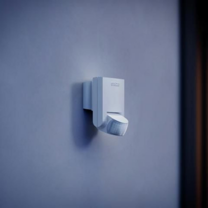 IS 130-2 sienas infrasarkano staru sensors ar 130° uztveršanas leņķi. Pagriežams 50° horizontāli un 90° vertikāli. Uztveršanas attāIums r=max.12m šķērskustībai un r=max.3 m kustībai uz sensoru. IP54. Pieslēguma jauda 600W, LED max.4 gab.