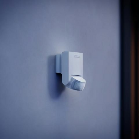 IS 130-2 sienas infrasarkano staru sensors ar 130° uztveršanas leņķi. Pagriežams 50° horizontāli un 90° vertikāli. Uztveršanas attāIums r=max.12m šķērskustībai un r=max.3 m kustībai uz sensoru. IP54. Pieslēguma jauda 600W, LED max.4 gab.