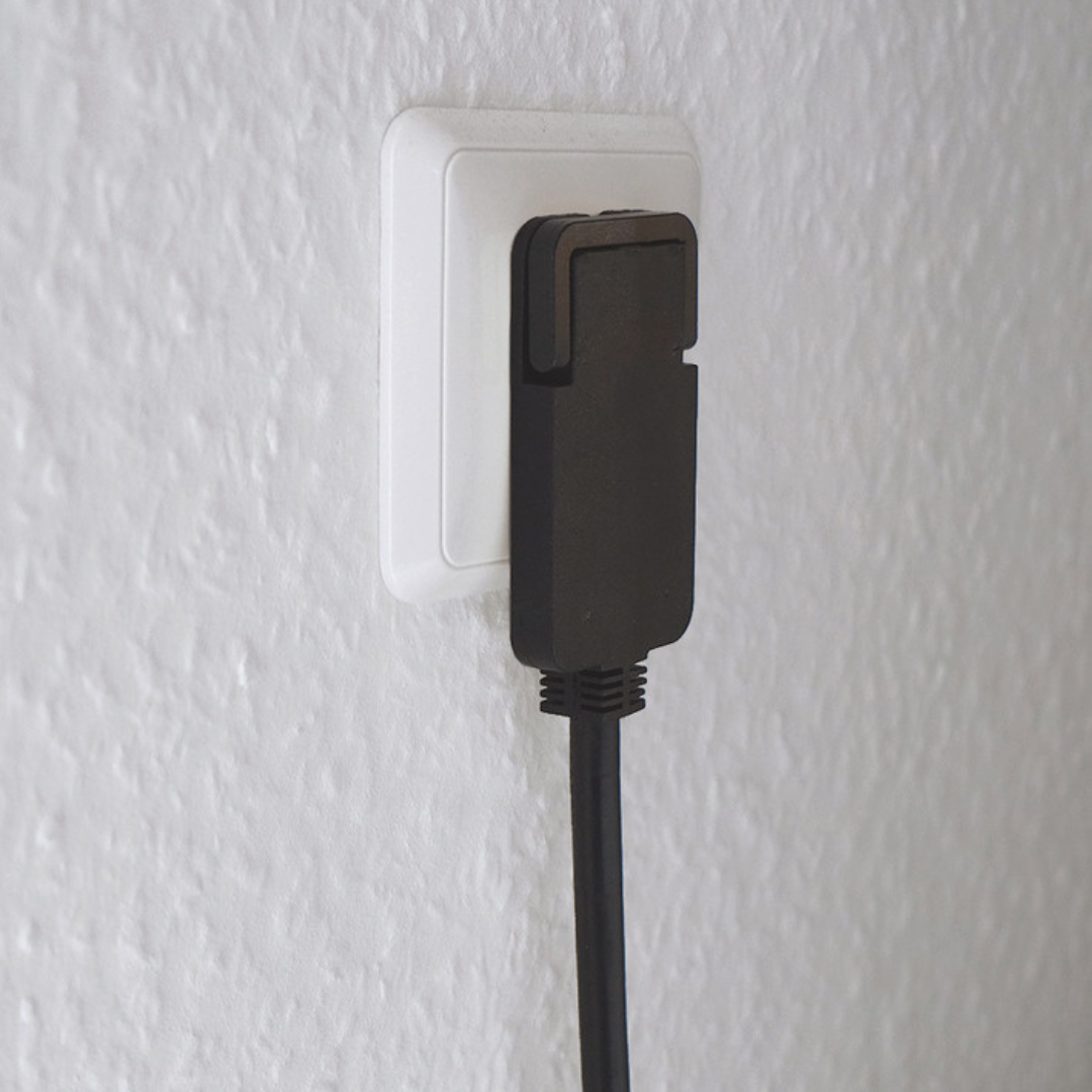 Pagarinātājs 2m, ar 1 palakanu rozeti, 3x1.5mm2 VV, melns, labi noder piemēram aiz mēbelēm kur ir maz vietas lai iespraust dakšu