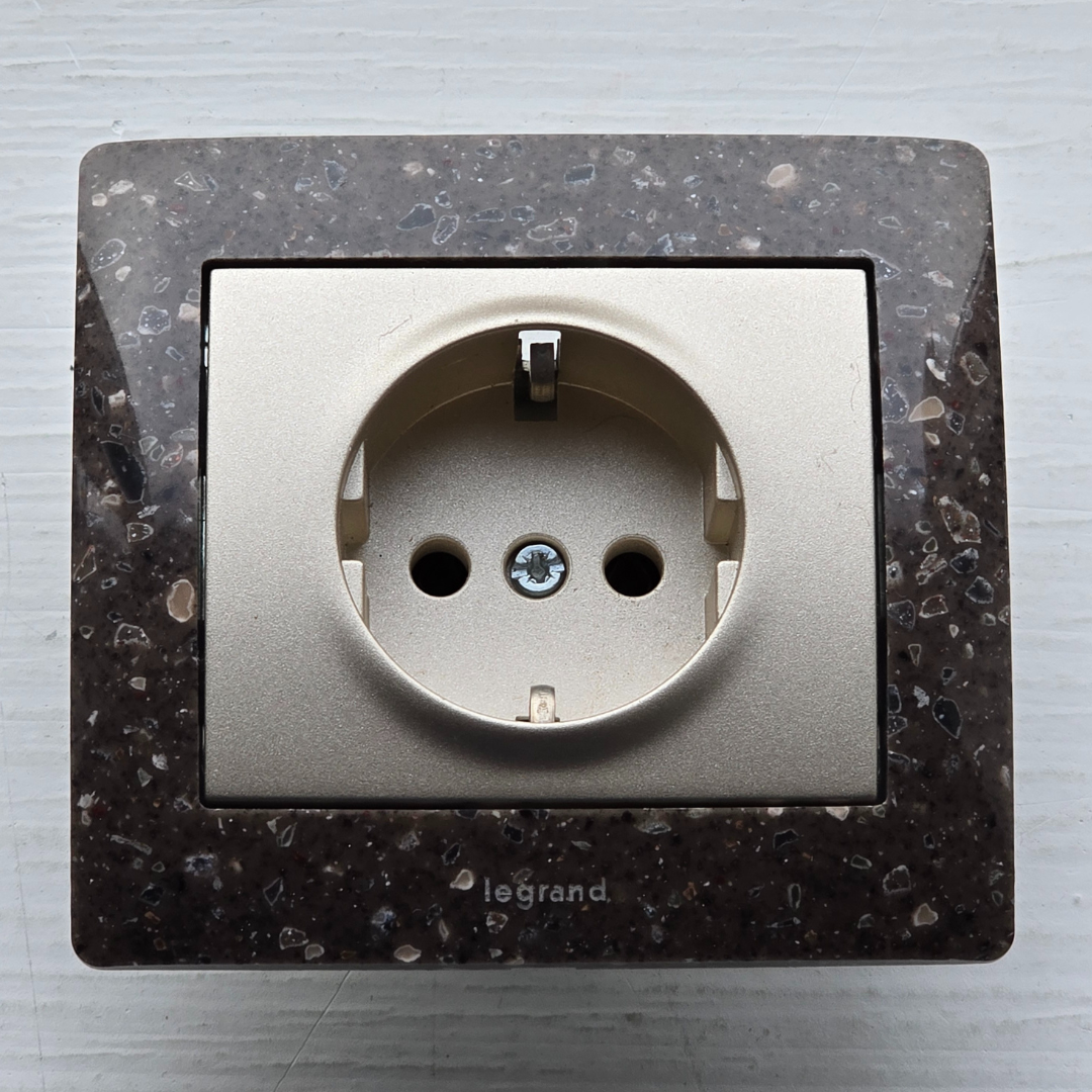 Rozete zemapmetuma ar akmens rāmi, 16A, Legrand