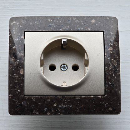 Rozete zemapmetuma ar akmens rāmi, 16A, Legrand