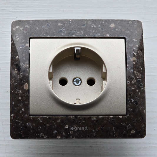 Rozete zemapmetuma ar akmens rāmi, 16A, Legrand