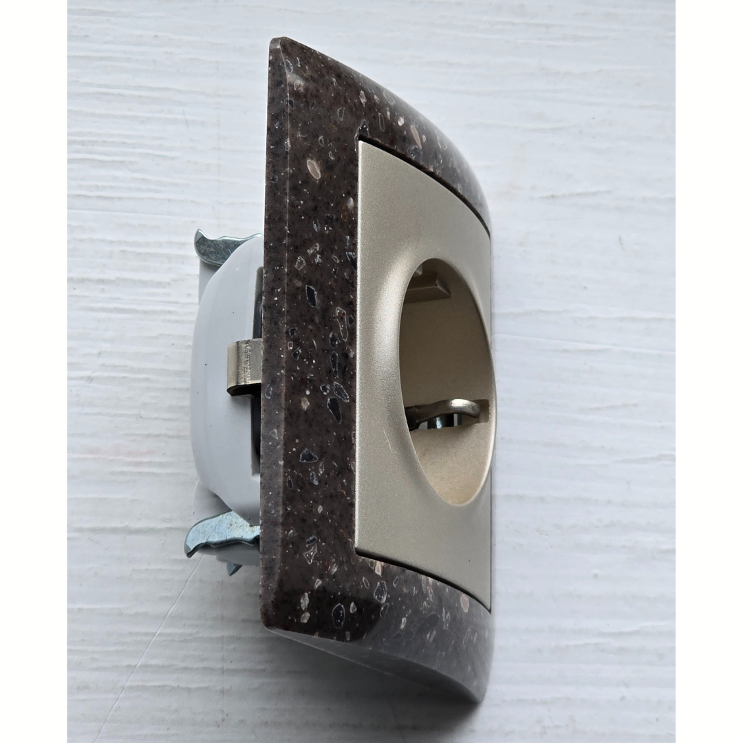 Rozete zemapmetuma ar akmens rāmi, 16A, Legrand